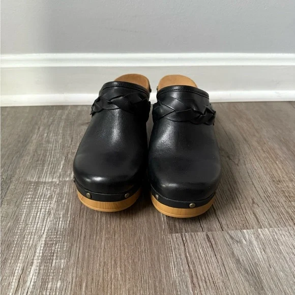 Clark’s Artisan Ledella Meg Black Leather Clogs Mule Heels Wooden Heel Size 6